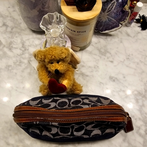 VINTAGE WOMEN'S COACH DENIM MAKEUP BAG IN LEATHER COLOR BLUE WITH BROWN TRIM - Picture 3 of 16